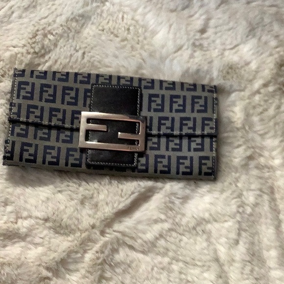 Fendi wallet authentic clean inside and out - Picture 2 of 4